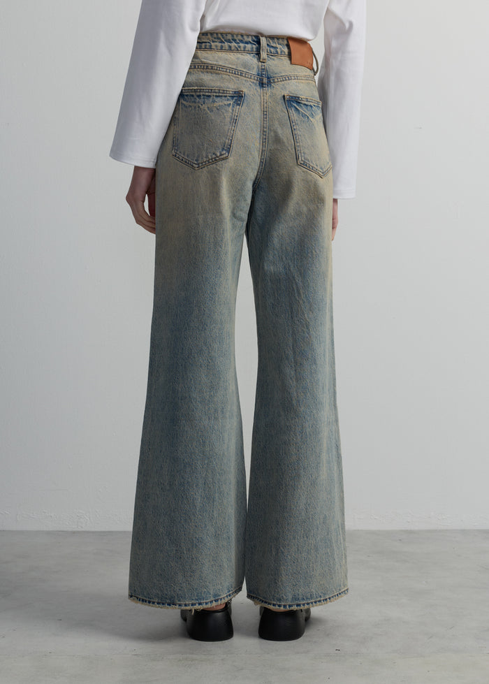 RUSTIC WASH RELAXED FLARE JEANS