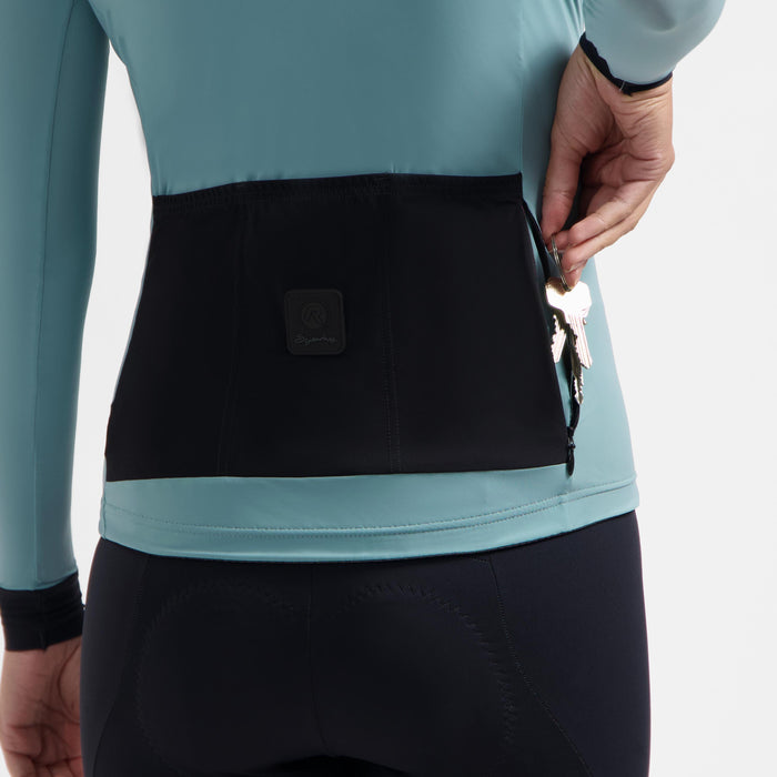Detail van Rogelli Signature Light fietsshirt dames nautilus met achterzakken.