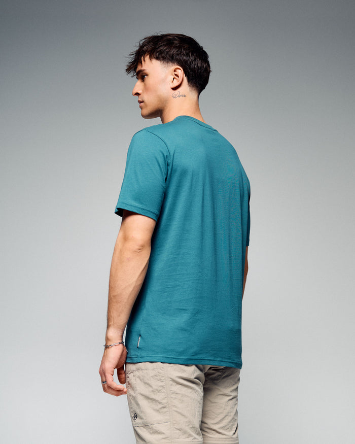 b1754_741_mens_retro_badge_organic_cotton_ss_tee_c_1775616373000