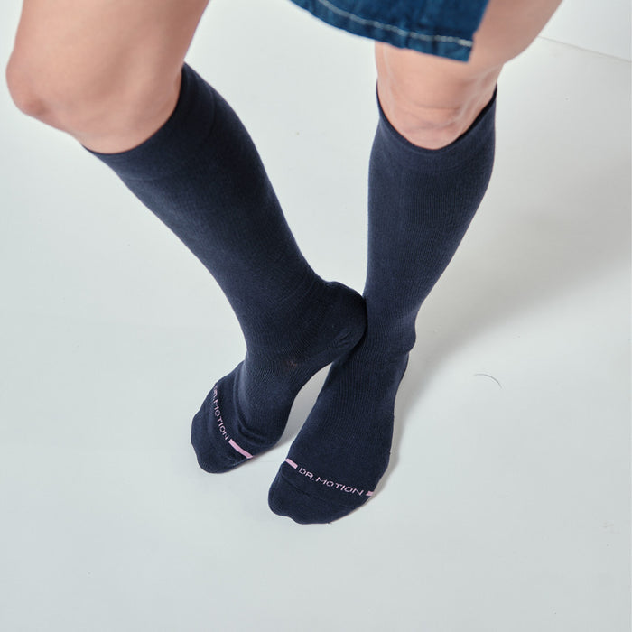Knee-high compression socks in solid navy with half-cushion support and logo on the soles.